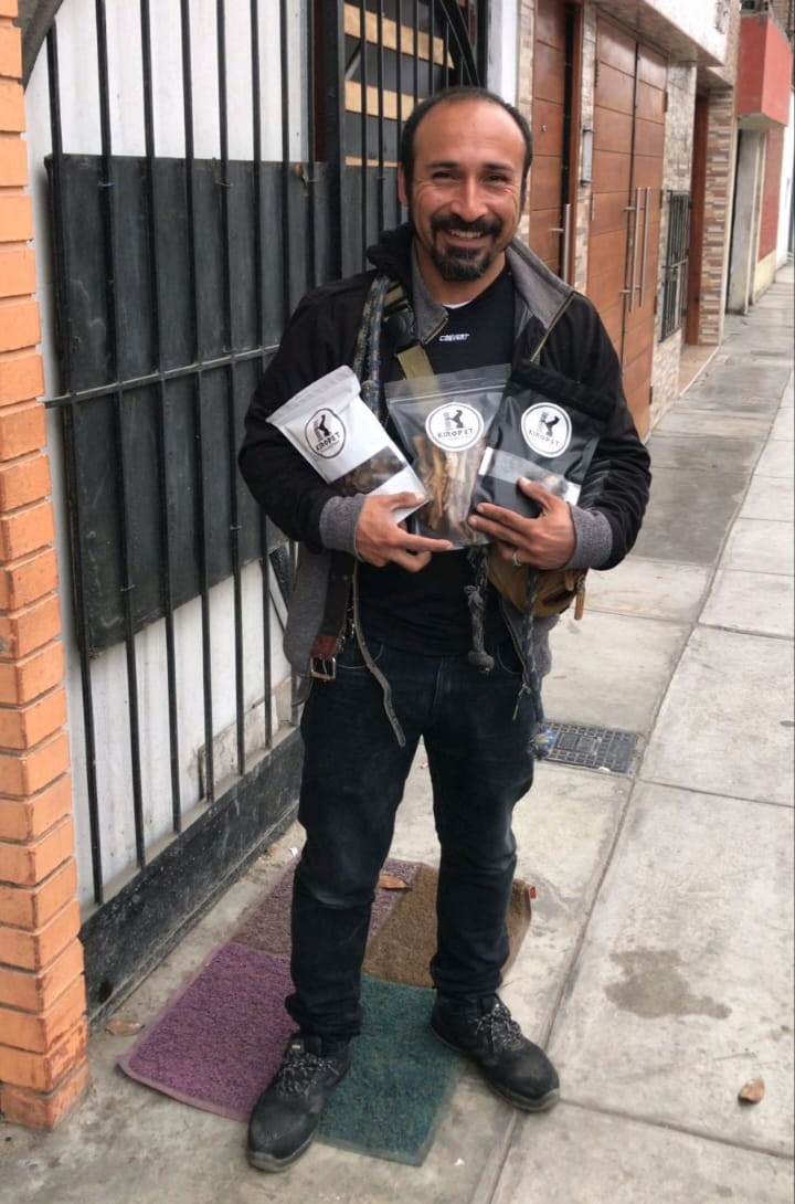 Edinson con África, Molly, Chato, Martina y Junior